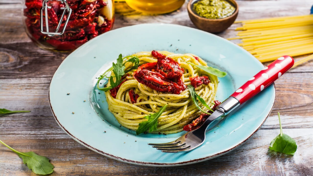 Pasta al pesto di pomodori secchi e rucola