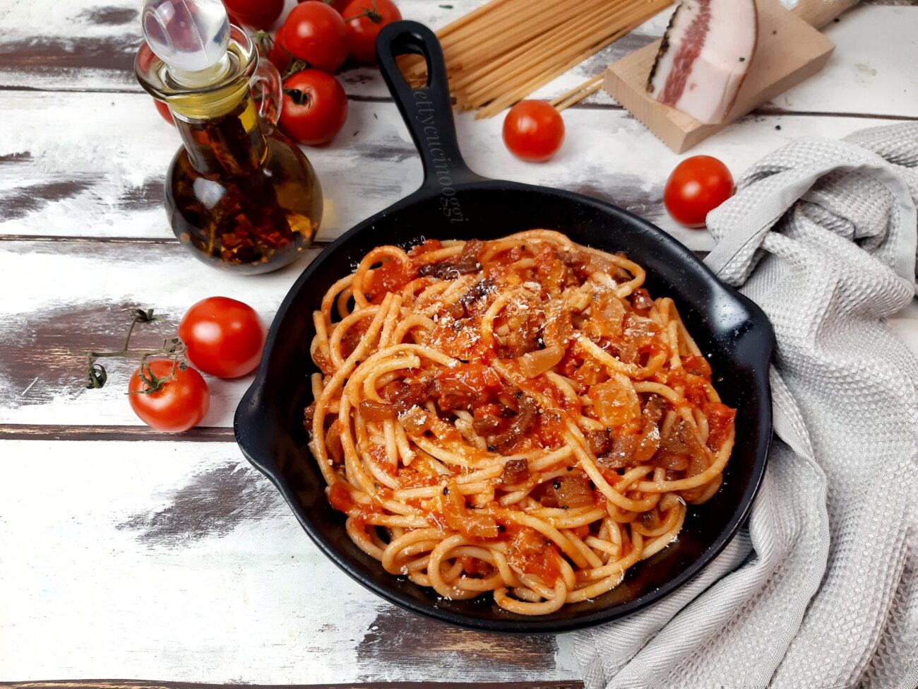 Spaghetti all’Amatriciana: Ricetta tradizionale, ingredienti, storia e curiosità