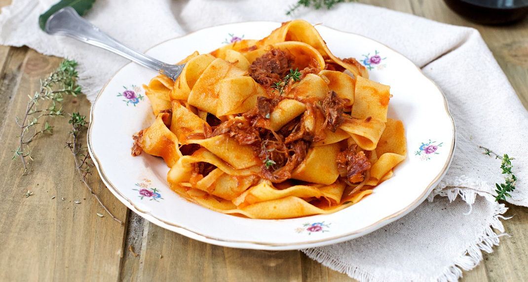 Pappardelle Fatte in Casa con Sugo di Lepre: Un piatto di cacciagione che conquista il palato