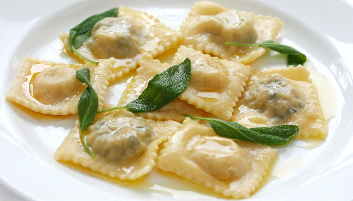 Ravioli di ricotta e spinaci fatti in casa con una deliziosa salsa al burro e salvia