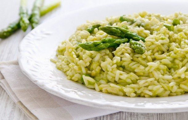 Risotto agli asparagi freschi: la ricetta perfetta per un pranzo di primavera