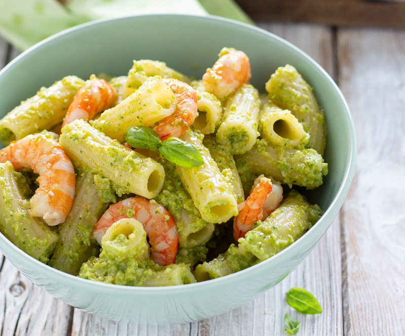 Garganelli con pesto di zucchine e gamberetti: una versione originale del classico pesto genovese