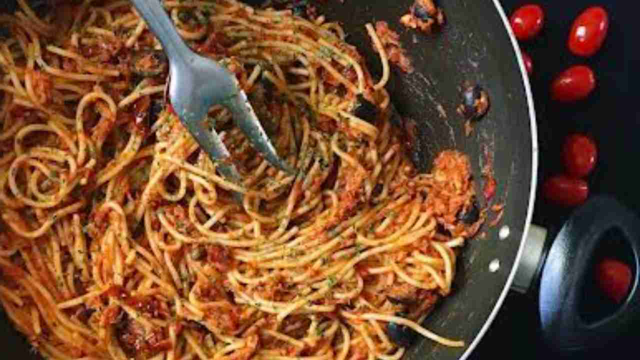 Pasta alla vesuviana: la ricetta napoletana per una vera e propria esplosione di gusto