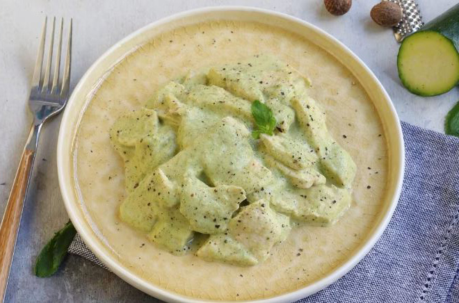 Pollo con crema di zucchine: Una ricetta semplice e gustosa