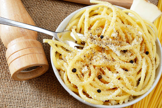 Tonnarelli cacio e pepe: il piacere di una salsa cremosa e avvolgente