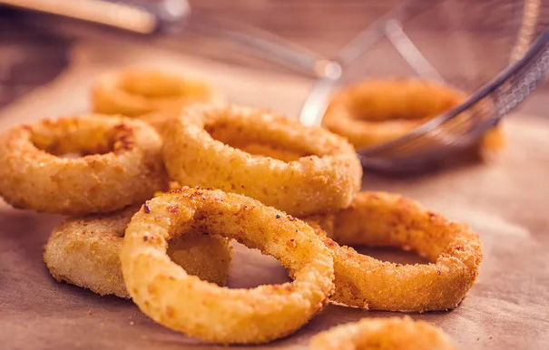 Un tocco di croccantezza: la ricetta degli Anelli di Cipolla in Pastella