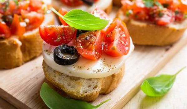 Bruschetta bianca, rossa e nera al microonde: Un’esplosione di sapori pronta in pochi minuti