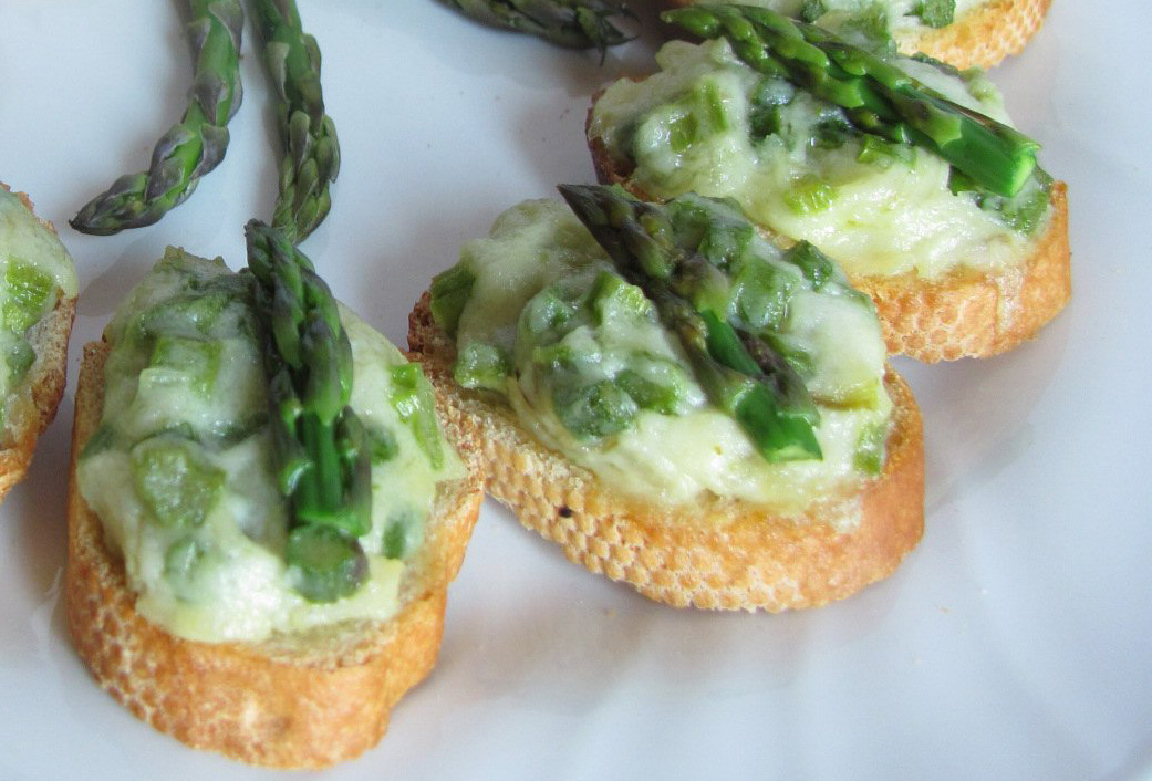 Bruschetta agli asparagi al microonde: un piatto semplice e veloce da preparare