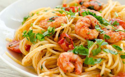 Come cucinare gli spaghetti e gamberetti per un’esplosione di sapori di mare