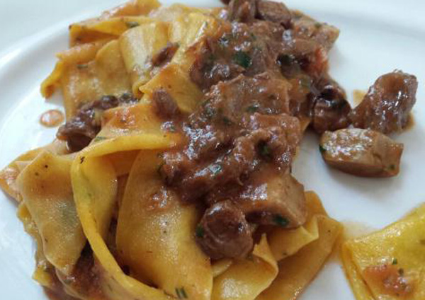 Come cucinare le Pappardelle al cervo e funghi