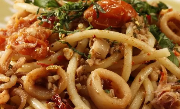 Come preparare i Bucatini di Mare al Microonde: Una Ricetta Veloce e Deliziosa