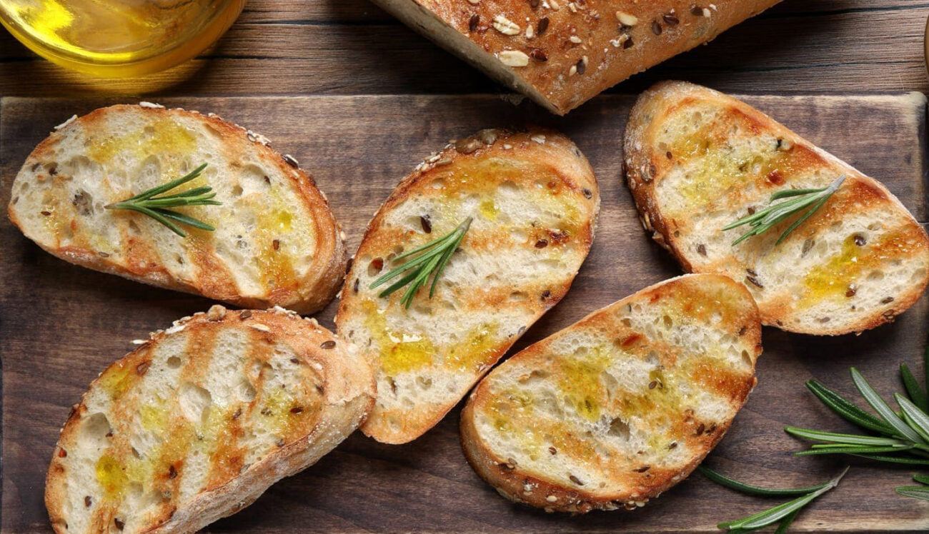 Come preparare una buonissima Bruschetta Aglio Olio: trucchi e varianti