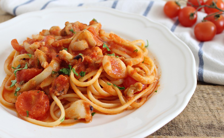 Cucina Innovativa: Gli Spaghetti con Sugo di Seppie al Microonde