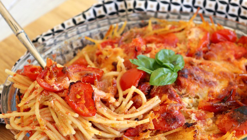 Tortiera di Bucatini con Patate e Pomodori al Forno: Un Piatto da Provare