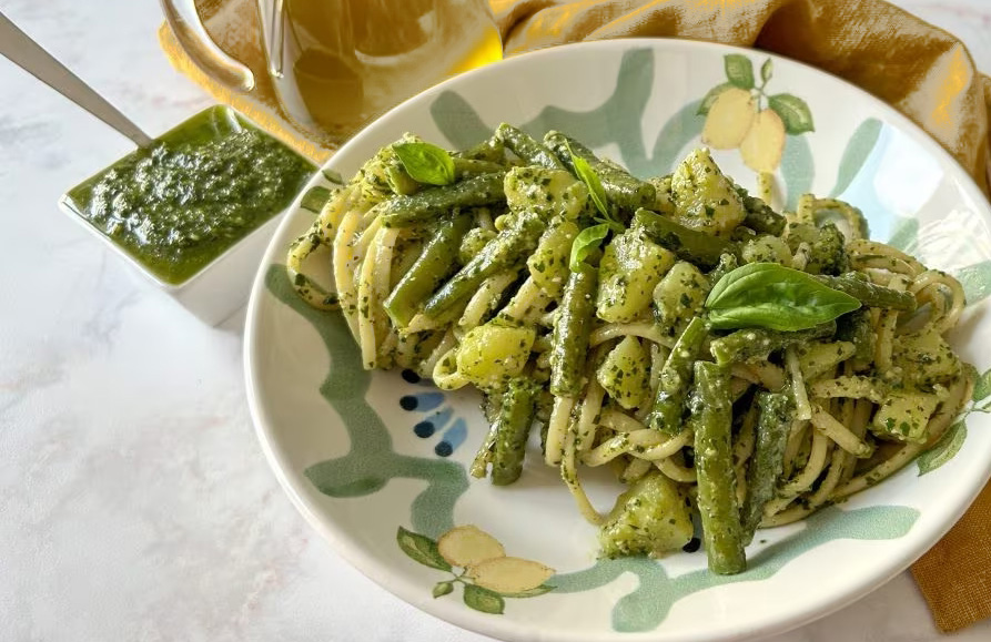 Piatto Italiano Iconico: Trenette al Pesto Fatto in Casa