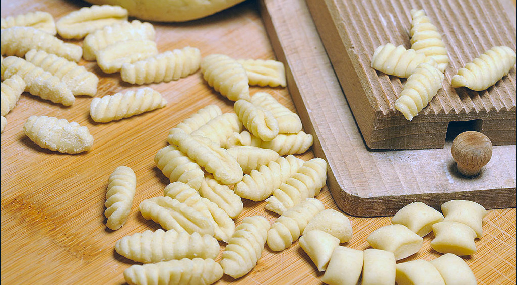 Come preparare i Malloreddus fatti a mano per un piatto con patate e cipolla