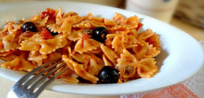 Farfalle al Microonde: Gusto Mediterraneo in Meno di 15 Minuti