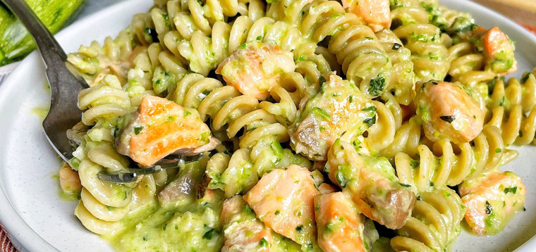 Preparare dei Fusilli con salmone e zucchine al microonde in poco tempo