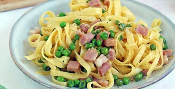 Preparazione delle Fettuccine alla Papalina: Ricetta Passo Dopo Passo