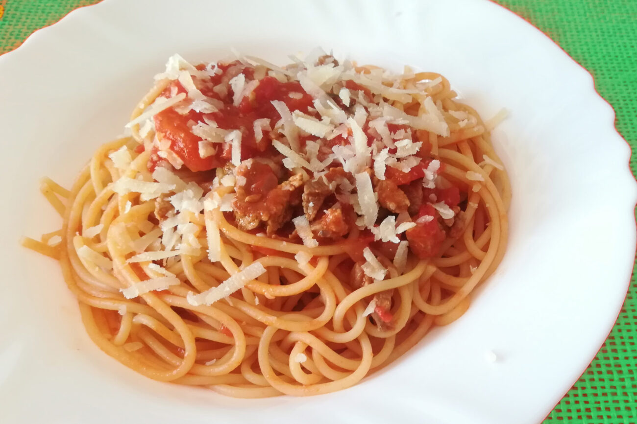 Spaghetti al sugo di manzo al microonde: Un Gustoso Piatto Italiano da Preparare al Volo