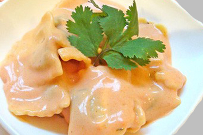 Preparare dei buonissimi Ravioli in salsa rosa al microonde: Una Ricetta Rapida