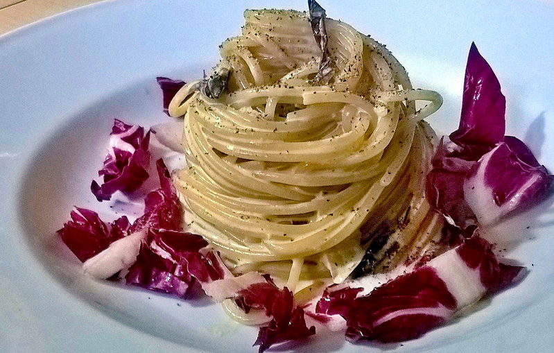 Ricetta Spaghetti al Radicchio: Sapore Autentico del Nord Italia