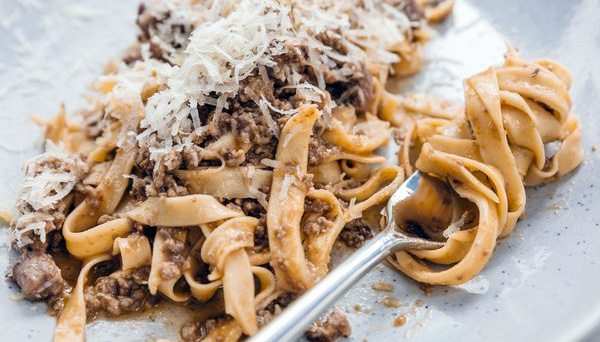 Tagliatelle con Salsiccia al Microonde: Un Piatto Saporito e Veloce