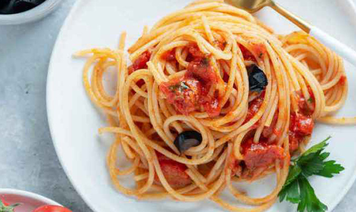 Come preparare dei buonissimi Spaghetti con pomodoro e olive