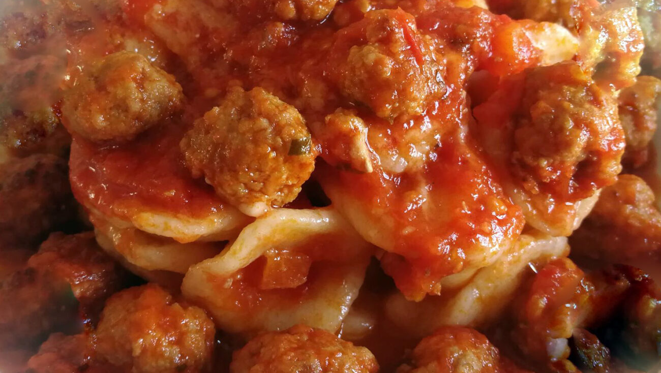 Come preparare le Orecchiette con pomodoro, polpette e mollica