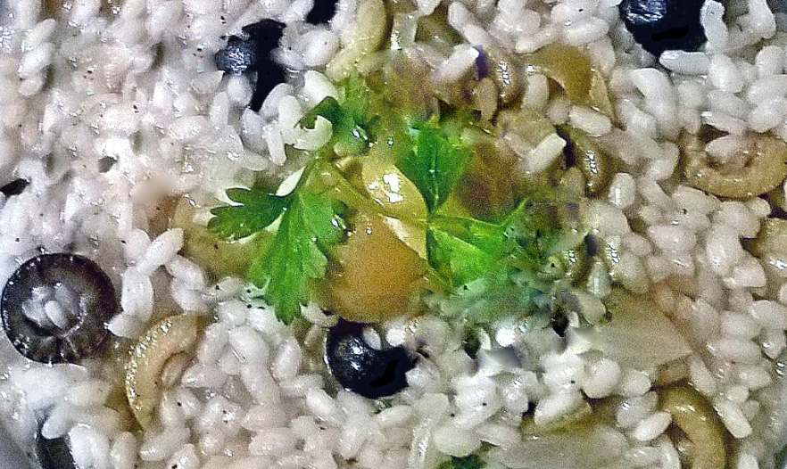 Riso alle olive ed erba cipollina al microonde: Un Primo Piatto Veloce e Gustoso