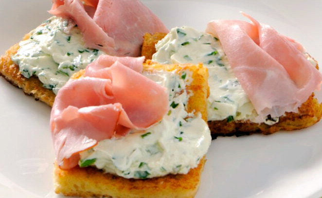 Antipasto con Tartine al Prosciutto e Formaggio: Un’Esplosione di Gusto