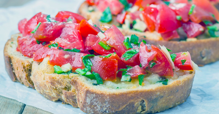 Crostini alla Pizzaiola: Un Antipasto classico e veloce che non delude mai