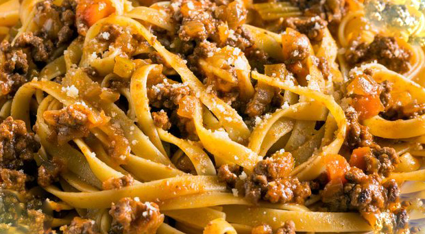 Scopri la Magia delle Tagliatelle alla Bolognese: Ricetta Tradizionale e Segreti del Vero Ragù