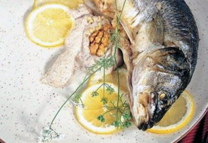 Come preparare un delizioso Branzino con Limone e Noci al Microonde