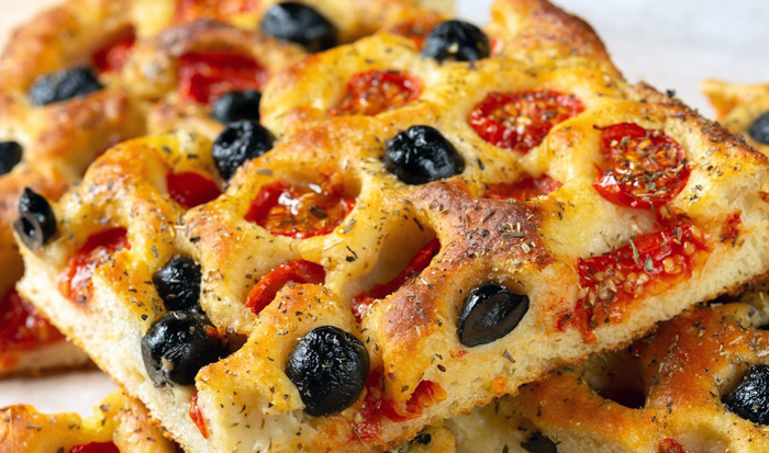 Focaccia Pugliese: Una Delizia della Tradizione del Sud Italia