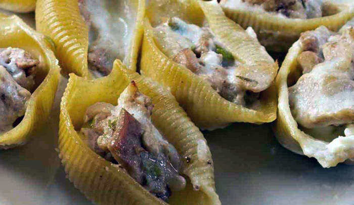 Conchiglioni Ripieni di Funghi e Prosciutto: Un Piatto Festivo da Preparare con Anticipo