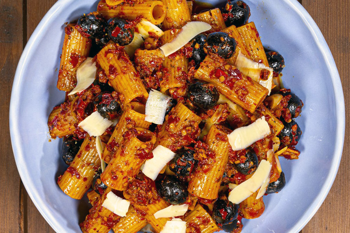 Immergiamoci nel Gusto della Cucina Mediterranea: Rigatoni con Salsa Puttanesca e ‘Nduja