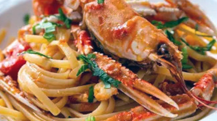 Linguine con Scampi e Cognac: Un Viaggio Gastronomico nelle Tradizioni del Mare