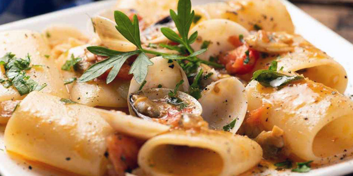 Paccheri con Gamberi e Crema di Scampi: Un Viaggio nel Gusto del Mare