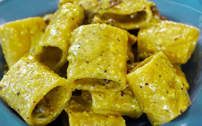 Paccheri con pesto di pistacchio, provola e salsiccia: ricetta gustosa e facile da preparare