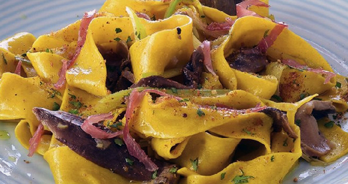 Pappardelle con Speck e Funghi Porcini: Un Viaggio nei Sapori Autunnali