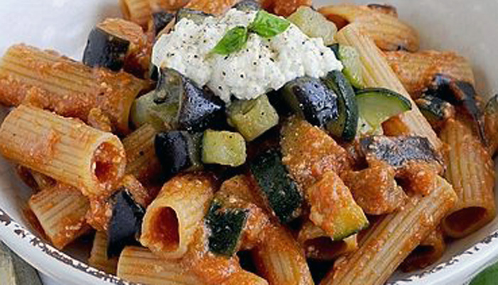 Pasta al Pomodoro Arrosto con Melanzane e Zucchine: Un Piatto Estivo da Gustare