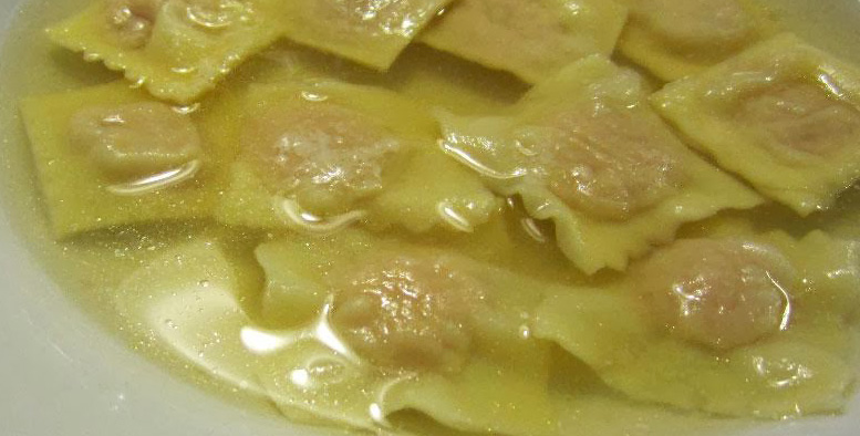 Ravioli al Brodo di Cappone: Un Piatto Tradizionale per le Feste