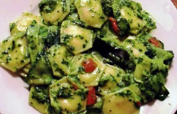 Ravioli verdi ripieni di baccalà: ricetta tradizionale con spinaci, patate e melograno