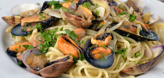 Spaghetti con Melanzane, Pecorino e Cozze: Un Capolavoro della Cucina Italiana