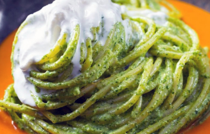 Ricetta Spaghetti con Rucola, Peperoni e Stracciatella: Un’Armonia di Sapori Vegetali