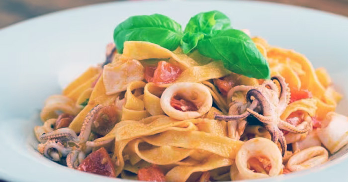 Ricetta Tagliatelle con Calamari e Pomodorini: Un Prima Piatto da Non Perdere