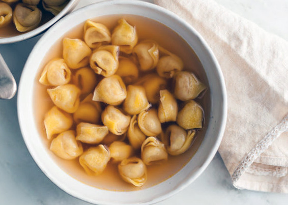 Tortellini in Brodo: La Tradizione Emilian-Elegante in un Piatto