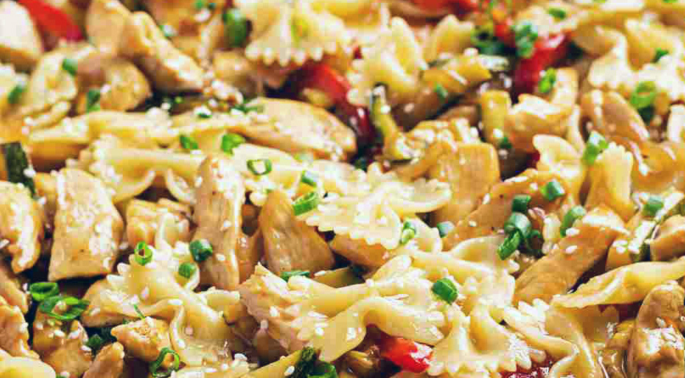 Pasta al pollo alla toscana: Preparazione di Un Delizioso Piatto di Pollo con Verdure