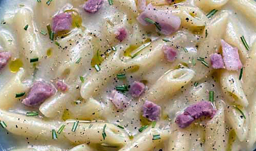 Pasta and Potatoes with Provola and Bacon: The Traditional Neapolitan Dish That Conquers Everyone’s Heart